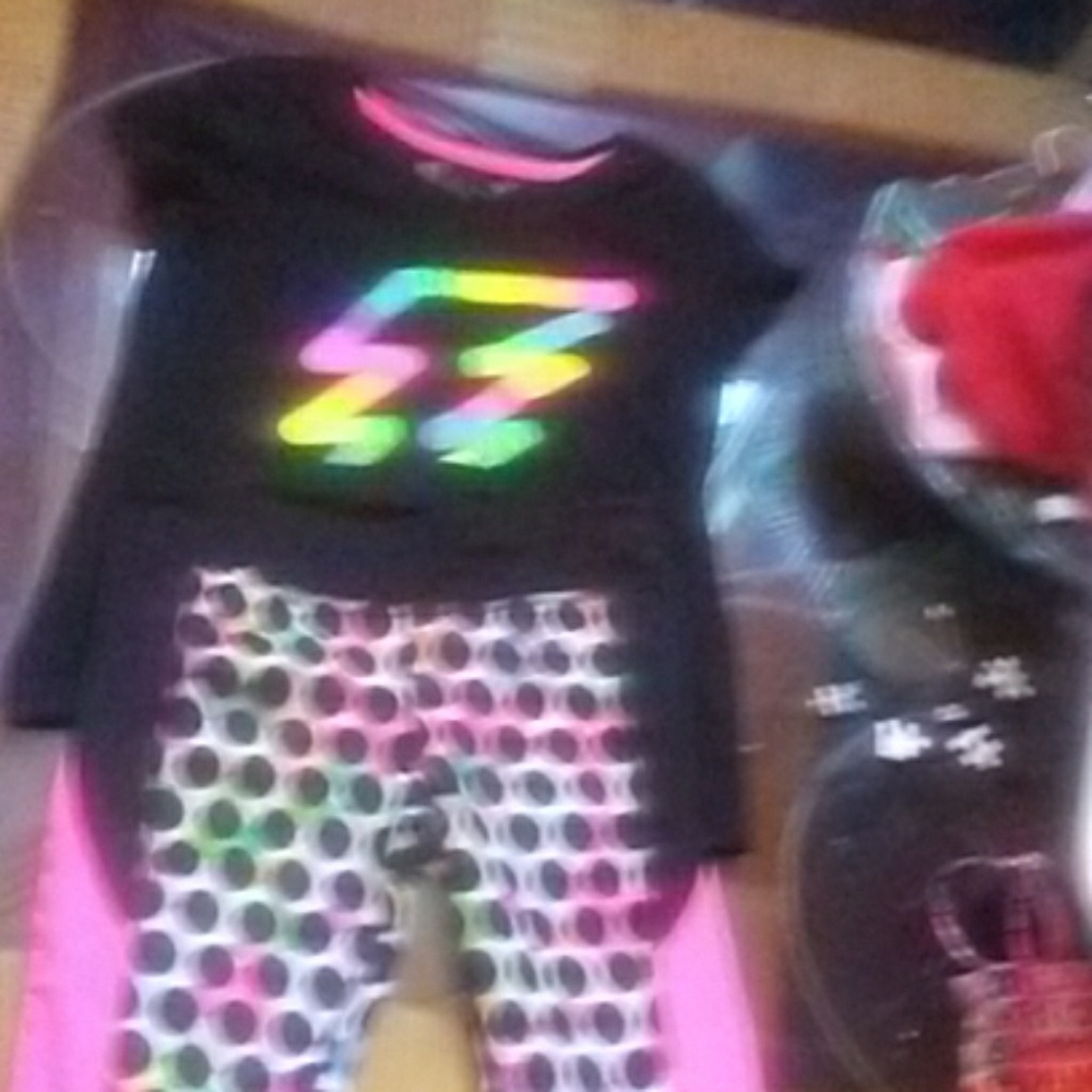 Outfit with cotton t-shirt and spandex capris